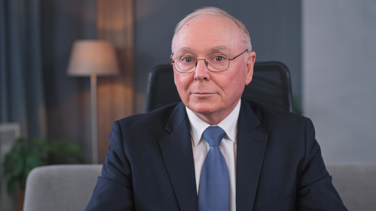 The Essential Charlie Munger Reading List: 5 Books About His Principles Recommended the Most