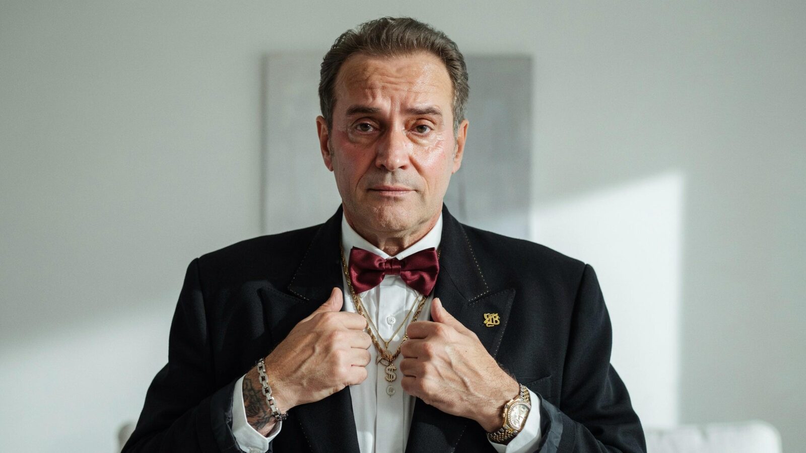 10 Things That Scream “I’m Working Class Pretending to Be Upper Class”